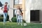 Eine Familie spielt draußen vor ihrem Haus Fußball und an der Hauswand steht eine Viessmann Wärmepumpe.