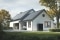 Weißes Einfamilienhaus mit dunklem Satteldach, ausgestattet mit einer Viessmann Vitovolt Photovoltaik-Anlage und einer extern aufgestellten Viessmann Monoblock-Wärmepumpe im Vorgarten.