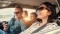 Das Bild zeigt eine Familie im Auto als Symbol für ViCare Plus
