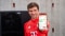 Das Bild zeigt Thomas Müller mit dem Smartphone in der Hand vor der Vitocal 