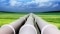 Pipeline die sich bis zum Horizont erstreckt.