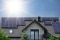 Das Bild zeigt Kollektoren auf einem Wohnhaus als Symbol für die Kombination aus Wärmepumpe und Solarthermie