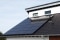 Das Bild zeigt ein Haus mit einem Vitovolt 300 Photovoltaik-Paket mit 10 Modulen auf dem Dach.