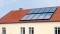 Das Bild zeigt Sonnenkollektoren auf dem Dach zur Unterstützung der Heizung.  