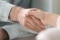 Das Bild zeigt einen Handschlag in Nahaufnahme als Sinnbild für die Partnerschaft mit Viessmann.