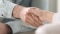 Das Bild zeigt einen Handschlag in Nahaufnahme als Sinnbild für die Partnerschaft mit Viessmann.