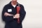 Handwerker mit roternRohrzange